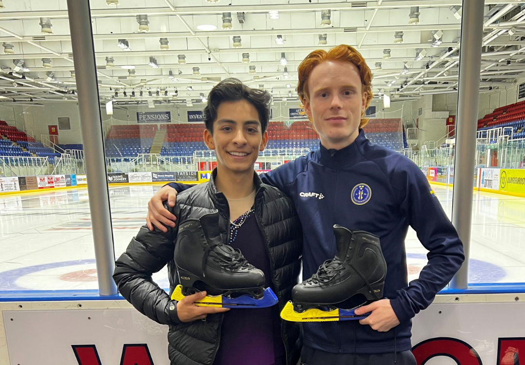 Oliver Pretorius shows sportsmanship and fair play by donning his skates during competition